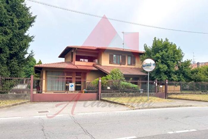 Casa con 6 locali in vendita in Via Aprile, Merate