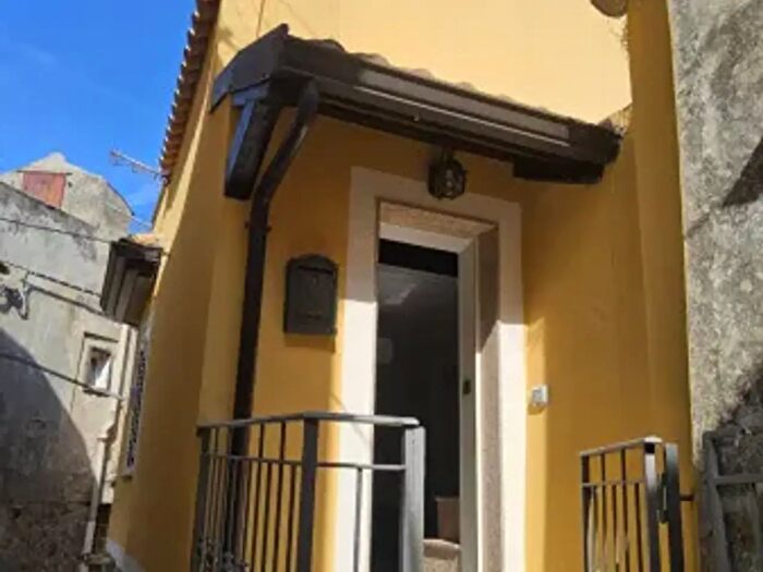 Casa trilocale in vendita in Via Umberto I', Riace