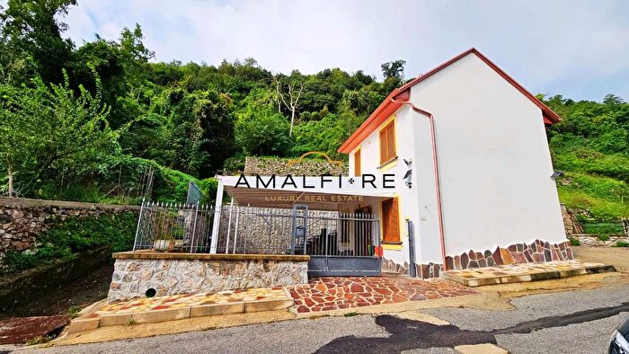 Casa trilocale in vendita in Via Sentiero degli dei, Agerola