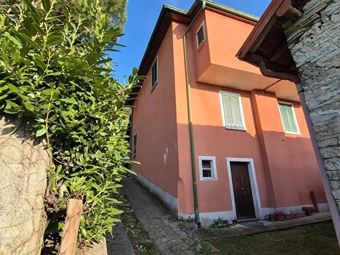 Casa quadrilocale in vendita in Faggeto Lario