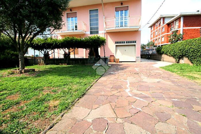 Appartamento quadrilocale in vendita in Via Roma, Caronno Pertusella