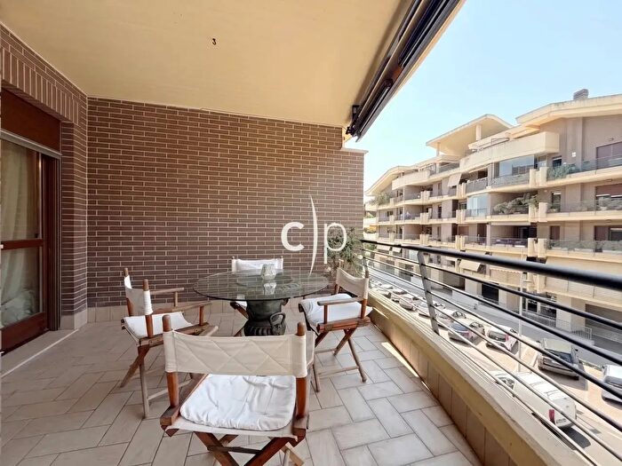 Appartamento trilocale in vendita in Via Villa di Faonte, Roma