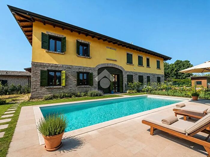 Casa con 8 locali in vendita in Via Fratelli Bandiera, Reggio Emilia