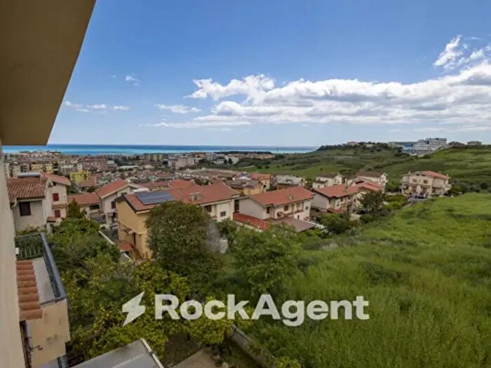 Casa con 6 locali in vendita in Via dei Tulipani, Soverato