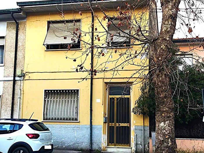 Casa con 8 locali in vendita in Via Aurelia Sud, Viareggio
