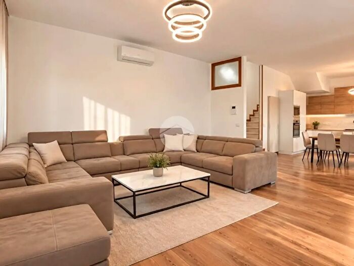Casa con 5 locali in vendita in Via Carlo Alberto dalla Chiesa, Montefiore Conca
