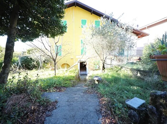 Casa quadrilocale in vendita in Via San Michele Sornico Lierna Lecco Lombardia Italia, Lierna