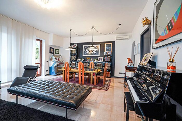 Appartamento con 8 locali in vendita in Via Mazzini, Bergamo