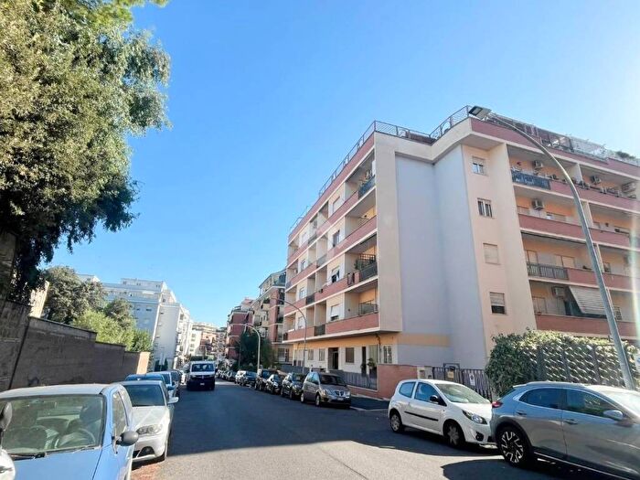 Appartamento trilocale in vendita in Via Todi, Furio Camillo, Roma