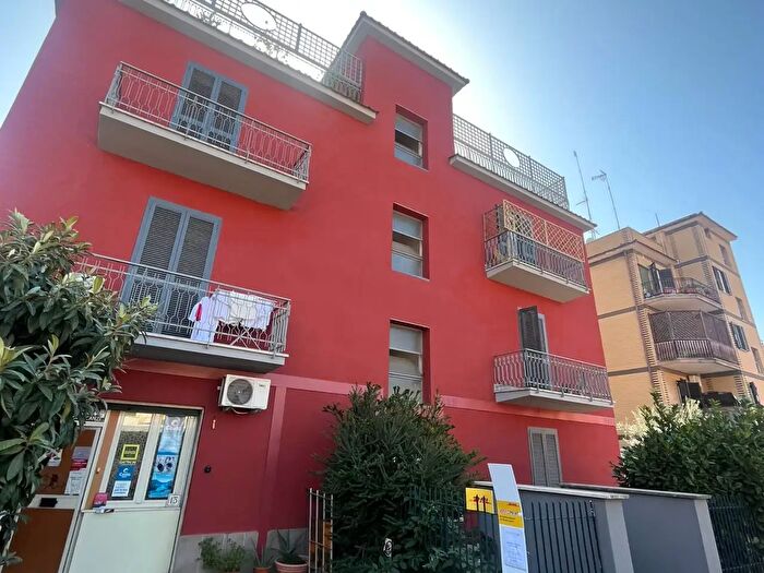Appartamento quadrilocale in vendita in Via Capannori, Roma