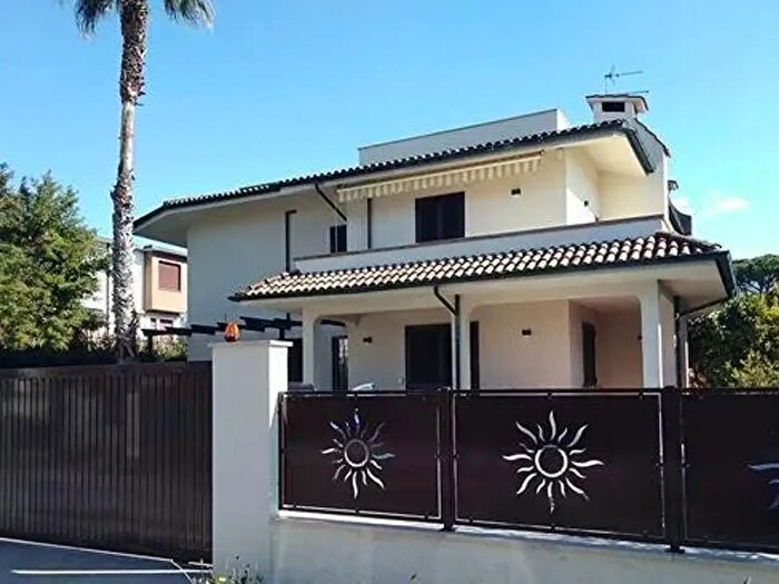 Casa con 9 locali in vendita in Montignoso