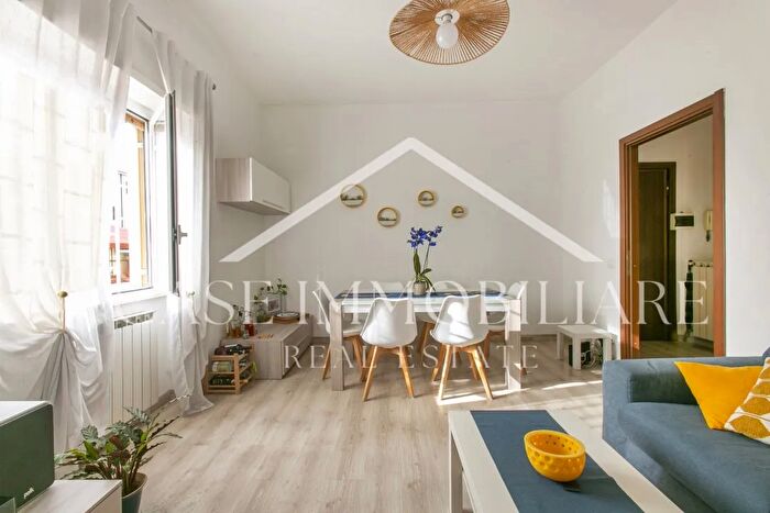 Appartamento trilocale in vendita in Via Cadibona, Roma