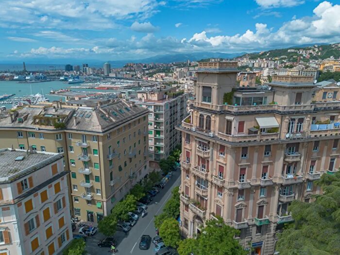 Appartamento con 11 locali in vendita in Corso Carbonara, Genova