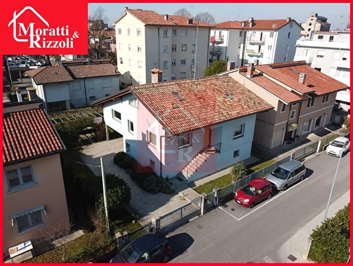 Casa con 9 locali in vendita in Via Cristoforo Colombo, Cervignano Del Friuli