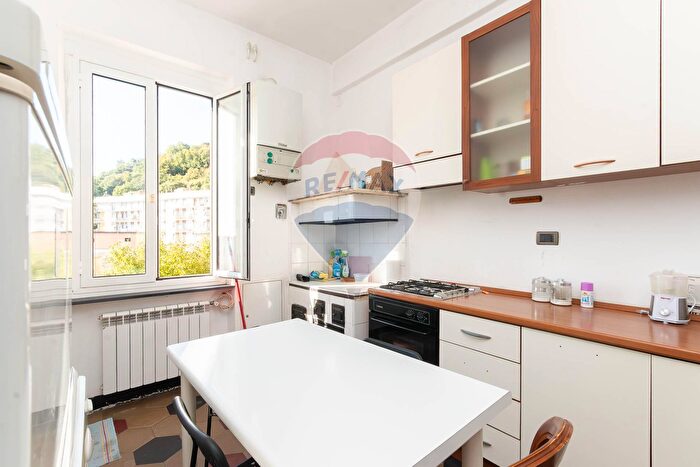 Appartamento trilocale in vendita in Genova