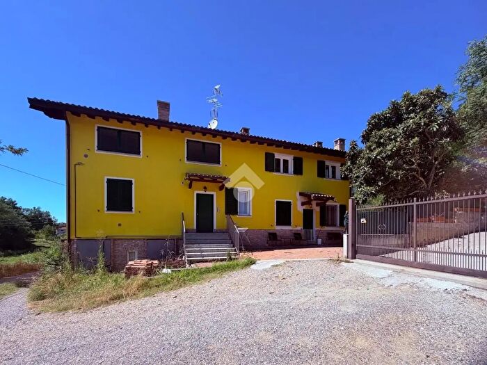 Appartamento bilocale in vendita in Via Str Valle, Casteggio