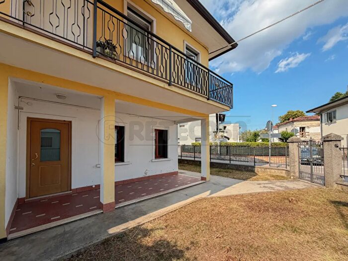 Appartamento con 5 locali in vendita in Via Brenta, Creazzo