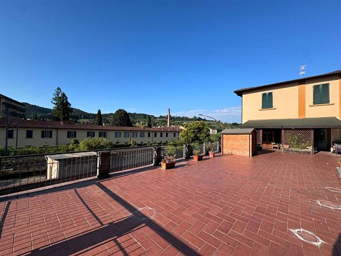 Appartamento con 6 locali in vendita in Via Cattaneo Cavalcanti, Centro, Signa