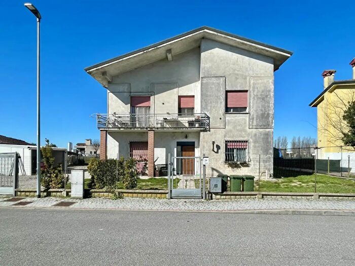 Casa quadrilocale in vendita in Borgo Virgilio