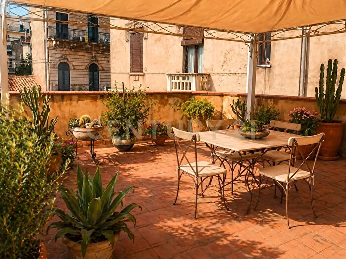 Casa con 7 locali in vendita in Acireale