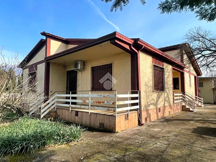 Casa quadrilocale in vendita in Via Leuciana, Castrocielo
