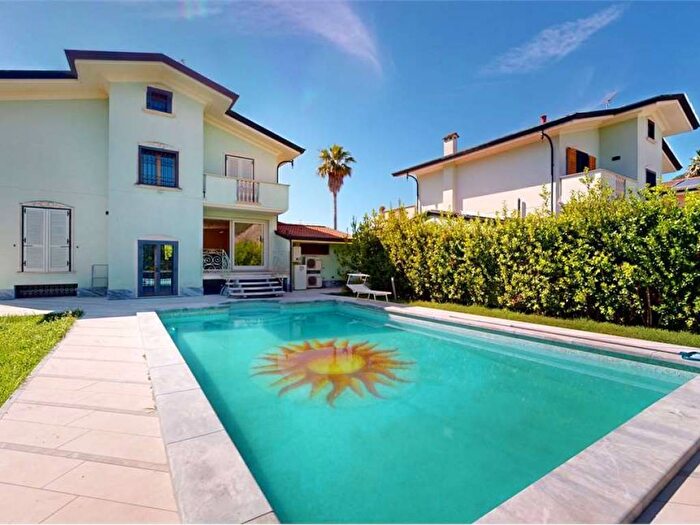 Casa con 6 locali in affitto in via Lago, Marina Verde Renella, Montignoso