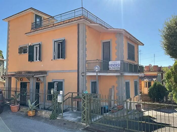 Casa in vendita in Via Barbarano Romano, Roma