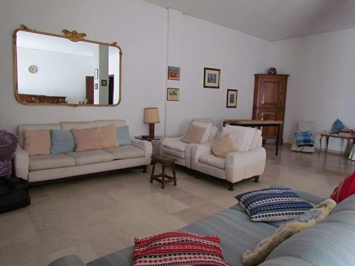 Appartamento con 8 locali in vendita in Via Pietro Giardini, Modena