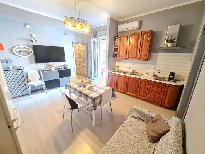 Appartamento con 5 locali in vendita in Via Caffaro, Roma