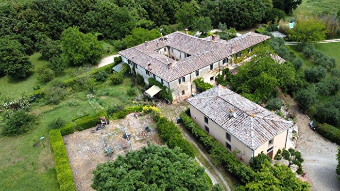 Casa con 8 locali in vendita in Siena