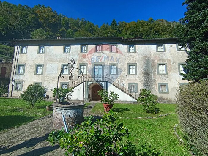 Casa con 14 locali in vendita in Pescaglia