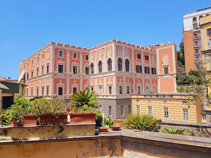 Appartamento bilocale in affitto in Vicoletto SArpino a Chiaia, Napoli