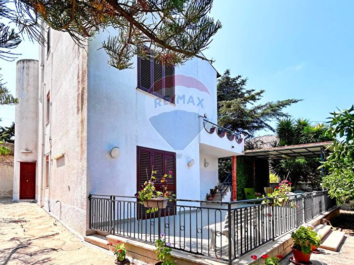 Casa con 7 locali in vendita in Valderice