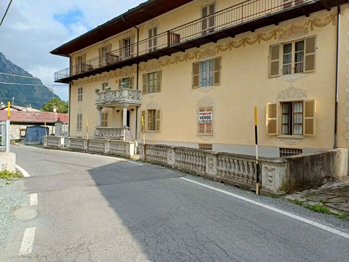 Appartamento con 6 locali in vendita in Frazione Chiamberto, Usseglio