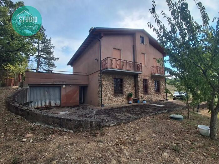 Casa con 6 locali in vendita in Vocabolo Due Caporali Snc, San Venanzo