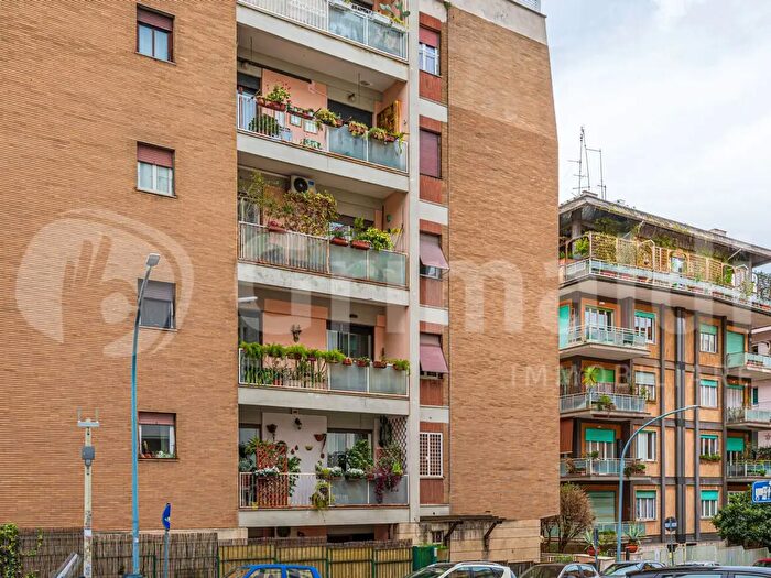 Appartamento con 5 locali in vendita in Via Teodosio Macrobio, Roma