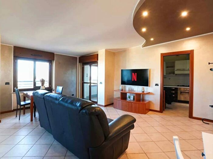 Appartamento trilocale in affitto in Via Filippo Palizzi, Quarto Oggiaro, Milano