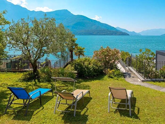 Casa con 10 locali in vendita in Gravedona ed Uniti