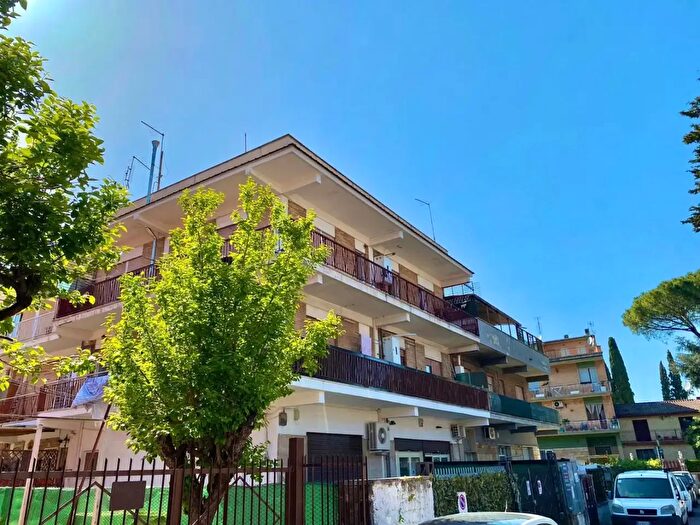 Appartamento trilocale in affitto in Via Fuscaldo, Roma