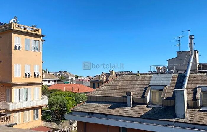 Appartamento con 10 locali in vendita in Via Orsini, Genova