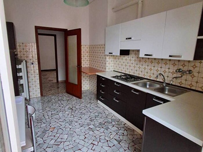 Appartamento quadrilocale in affitto in Via Stradella, Infrangibile, Piacenza