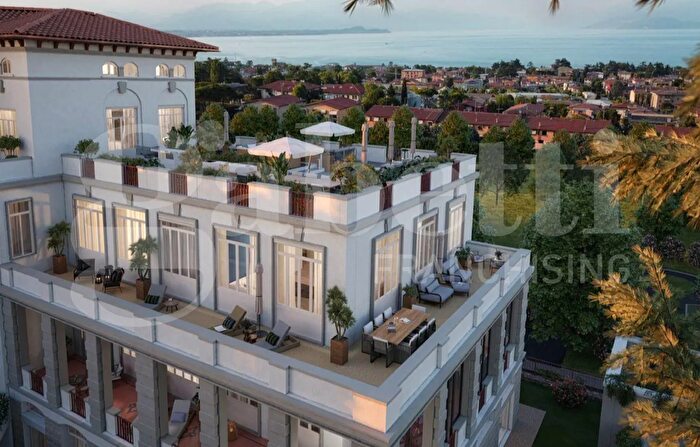 Appartamento con 8 locali in vendita in Via Mezzocolle Snc, Desenzano Del Garda