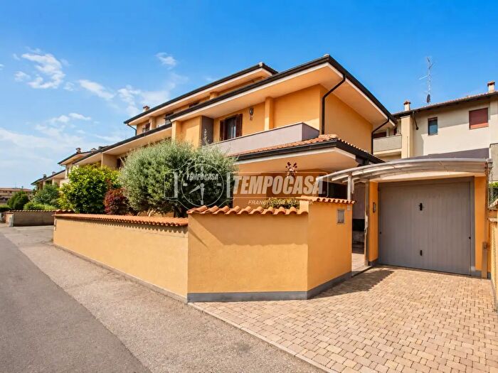Casa con 5 locali in vendita in Galliate