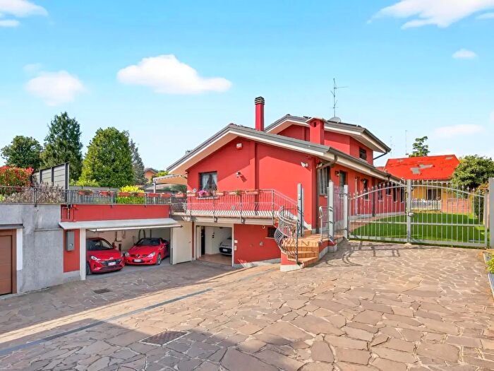 Casa quadrilocale in vendita in Viale dei Tigli, Arese