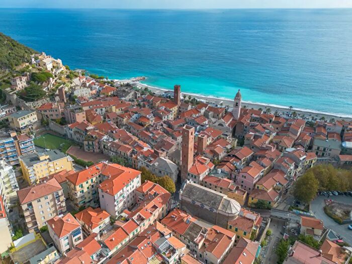 Appartamento con 7 locali in vendita in Via Cristoforo Colombo, Noli