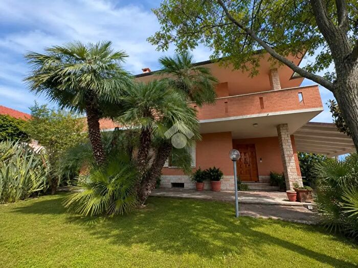 Casa con 5 locali in vendita in Osimo