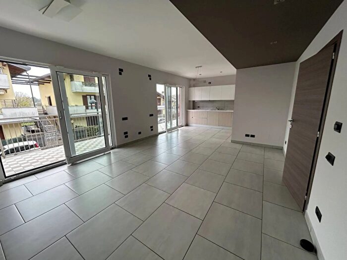 Appartamento trilocale in vendita in Via Vittorio Veneto, Appiano Gentile