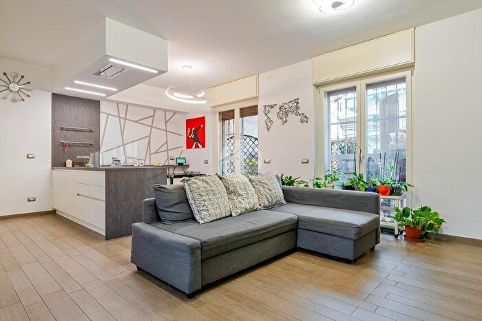 Appartamento quadrilocale in vendita in Via Privata Poggibonsi, Milano