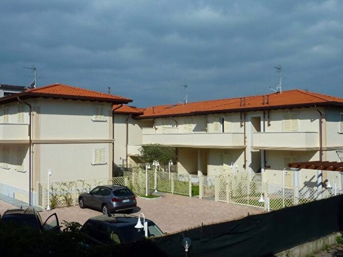 Appartamento quadrilocale in affitto in Marina di Massa Centro, Massa