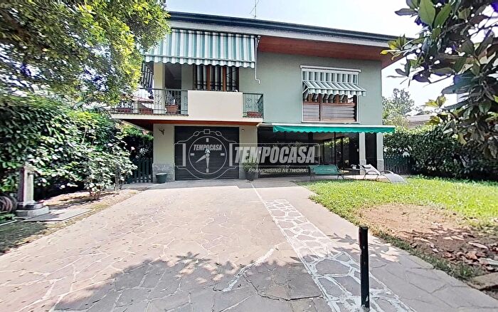 Casa con 5 locali in vendita in Via Brianza, Biassono